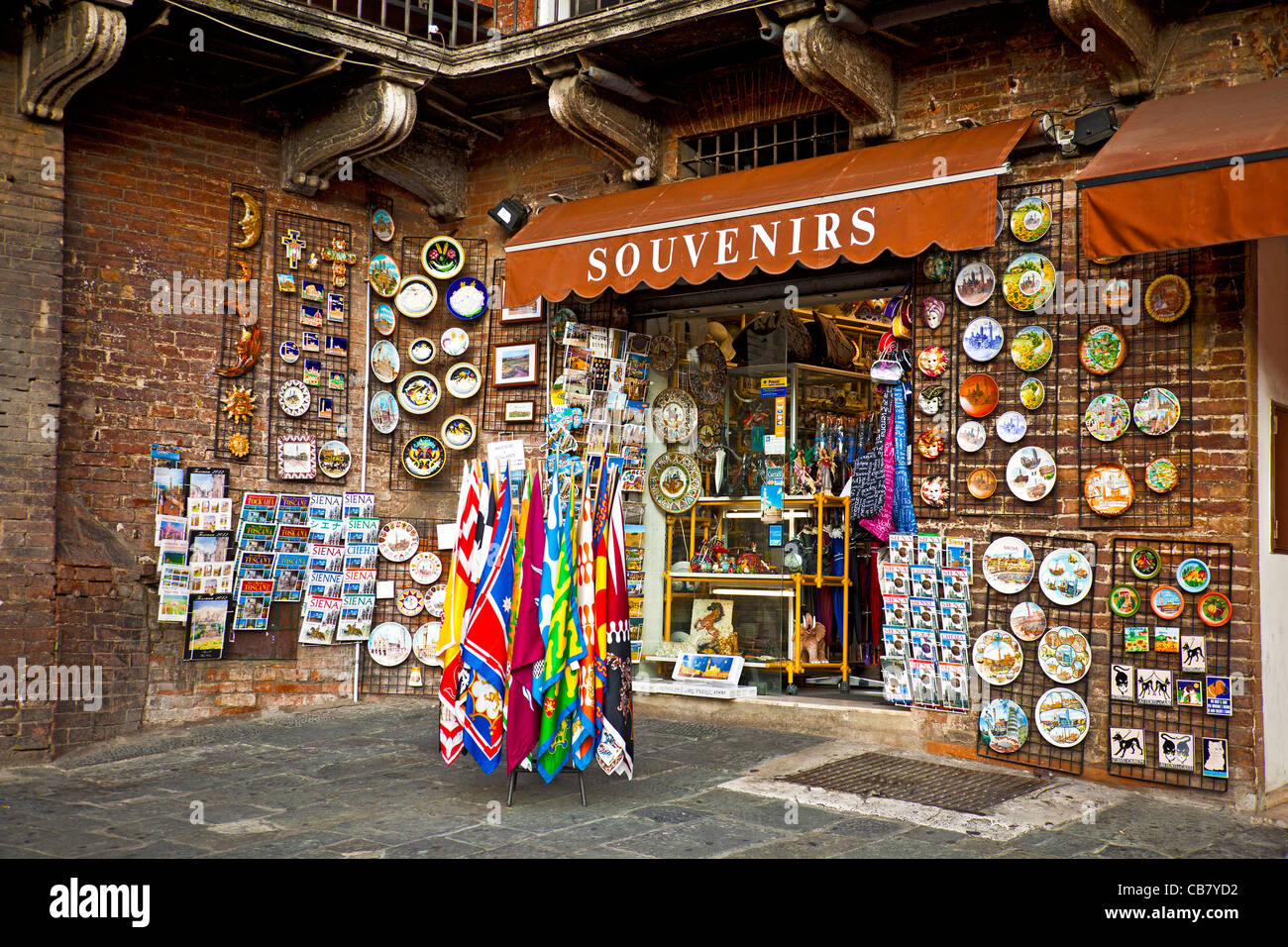 Tienda de souvenirs en la Piazza di Campo, Siena, en la Toscana. Placas, guías, mapas, bufandas, azulejos, pinturas, regalos, souvenirs, Foto de stock