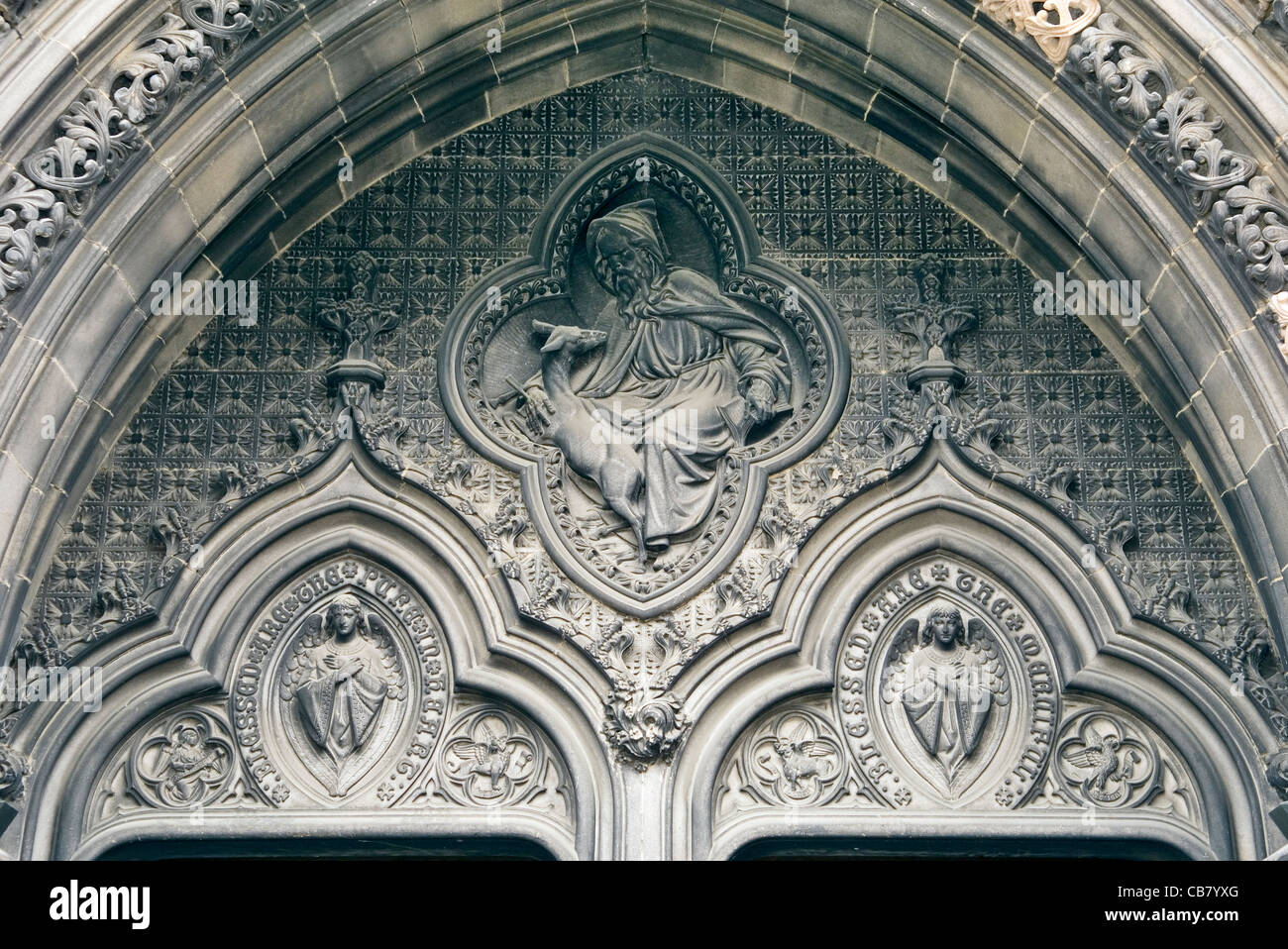 Pórtico de piedra tallada en la entrada principal de la Catedral de St. Giles, Edimburgo, Escocia, Reino Unido Foto de stock