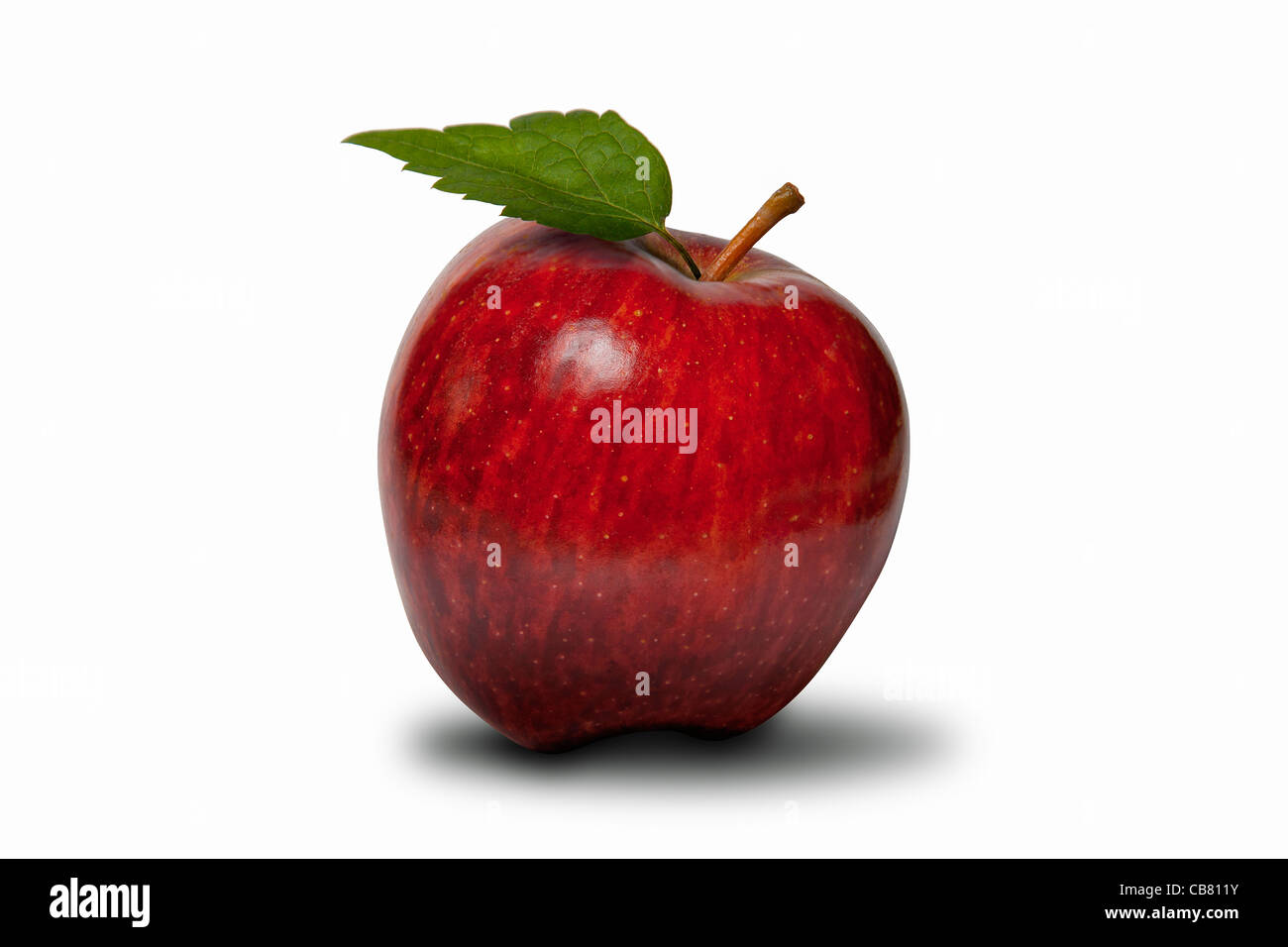 Manzana roja con hoja verde aislado en blanco con trazado de recorte Foto de stock