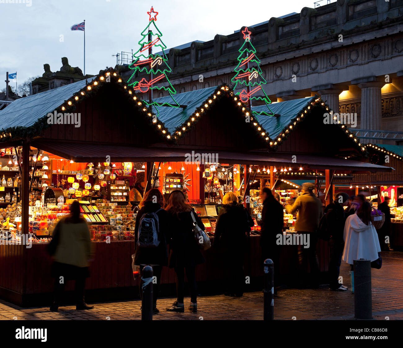 Edimburgo tradicional de Navidad mercado alemán el montículo, Escocia, Reino Unido Europa Foto de stock