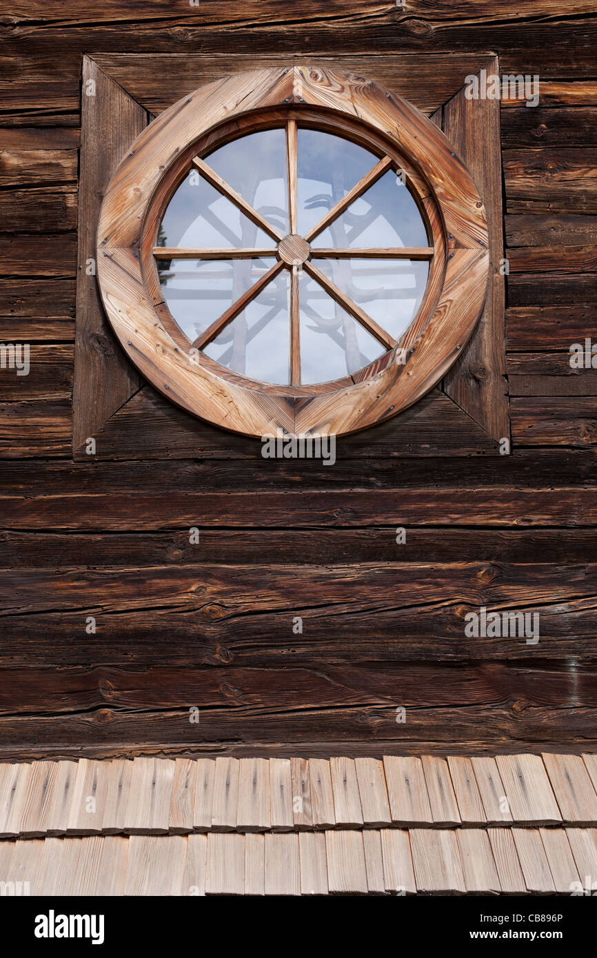 Ventana de la antigua casa de madera Fotografía de stock - Alamy