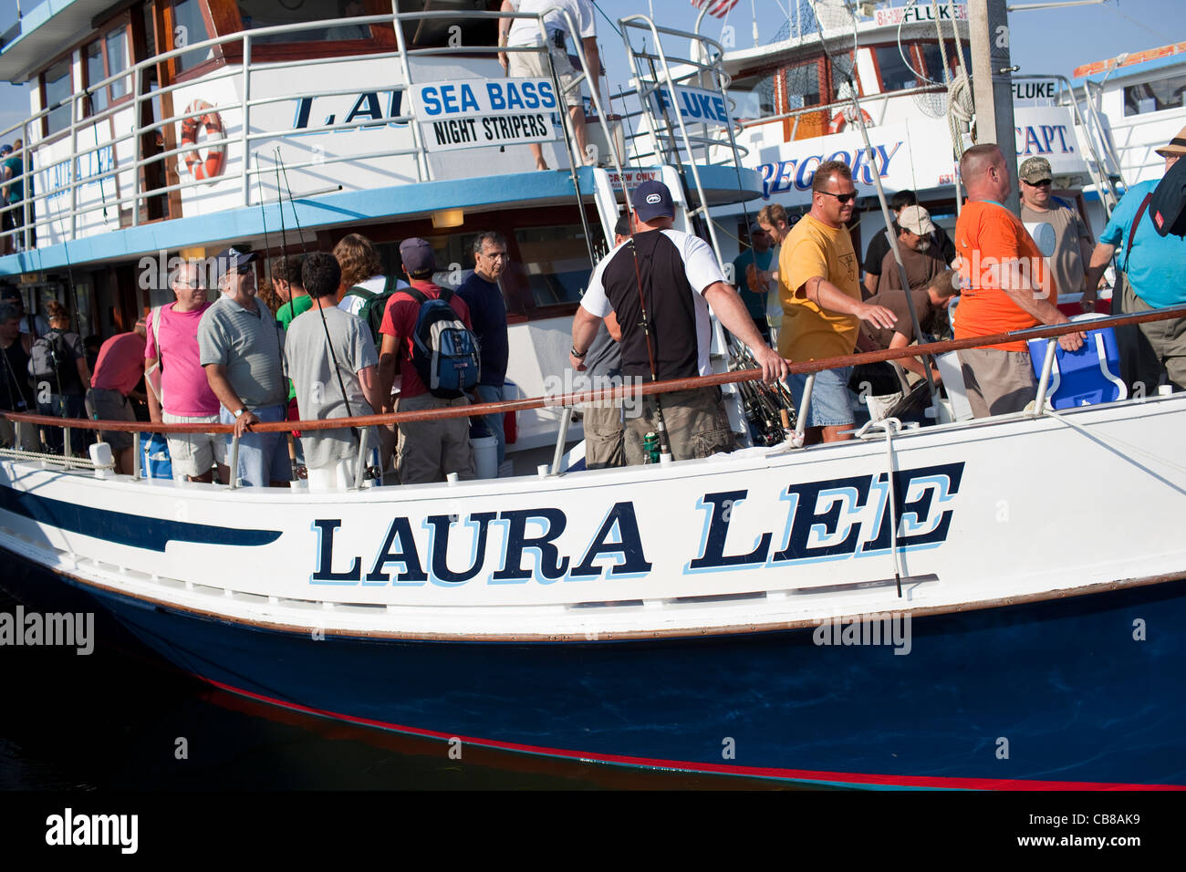 Los pescadores desembarcar del barco fiesta 'Laura Lee' después de un viaje de media tarde en la costa oeste de Islip, Nueva York. Foto de stock