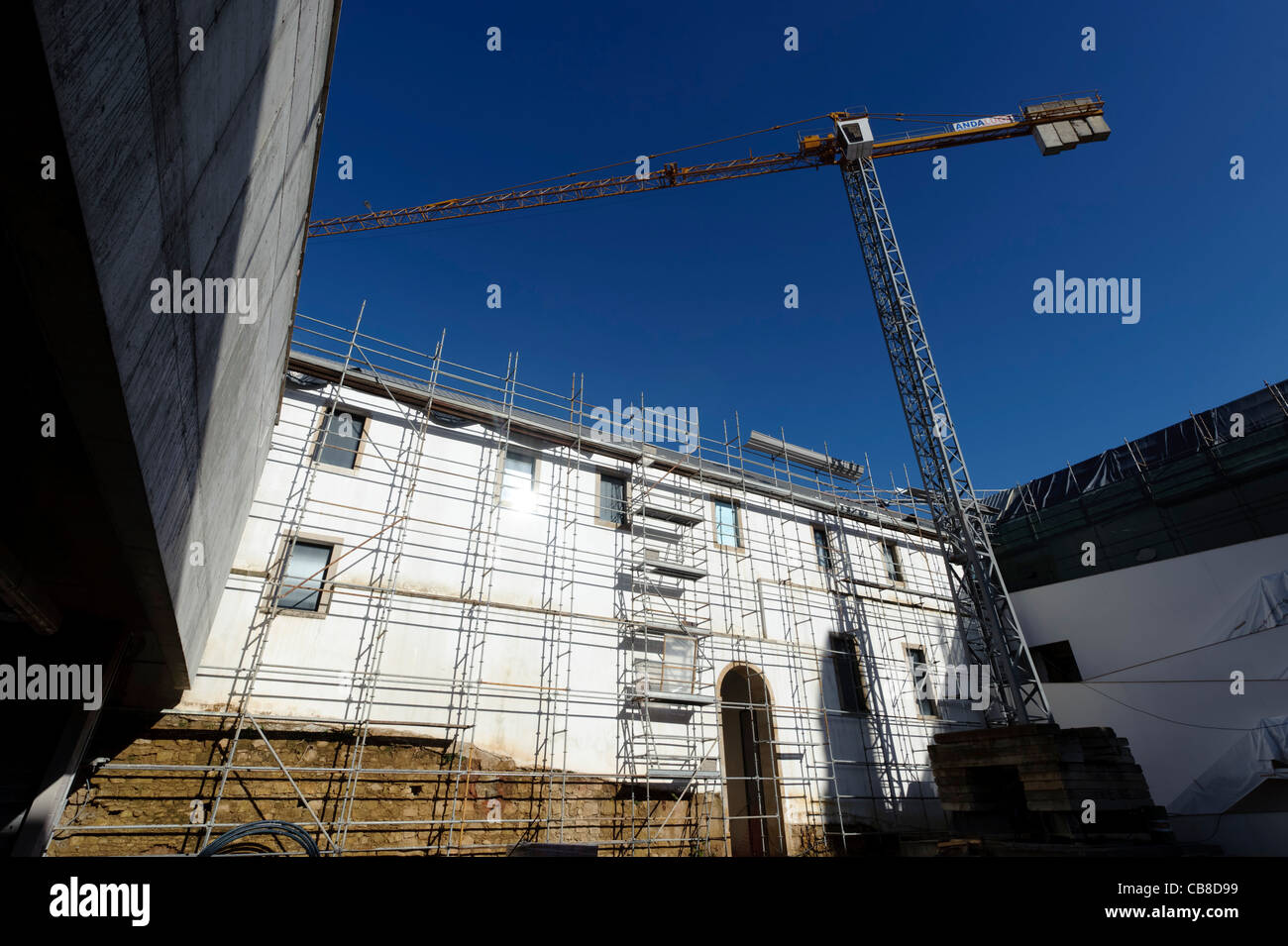 Sitio de Construcción de Andamios y grúas Foto de stock