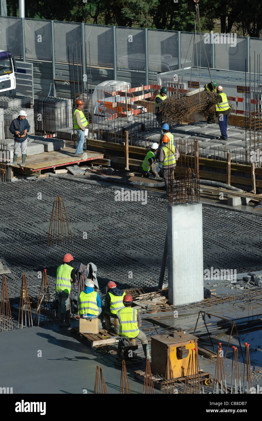 Los trabajadores de la construcción en un sitio de construcción Foto de stock