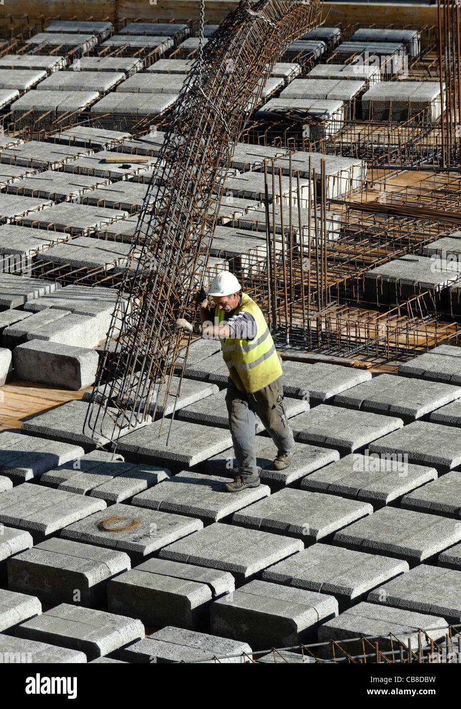 Los trabajadores de la construcción en un sitio de construcción Foto de stock