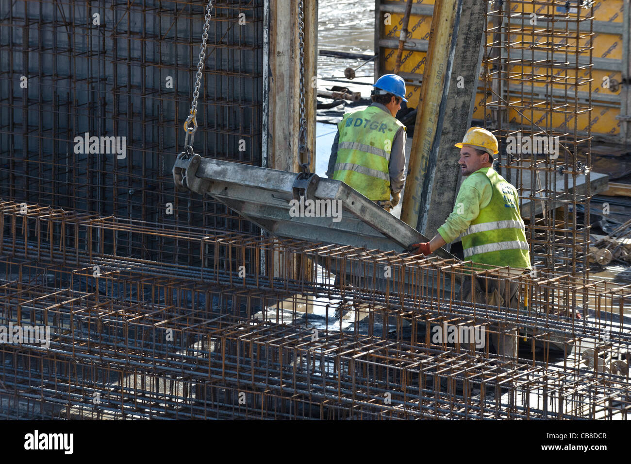 Los trabajadores de la construcción en un sitio de construcción Foto de stock