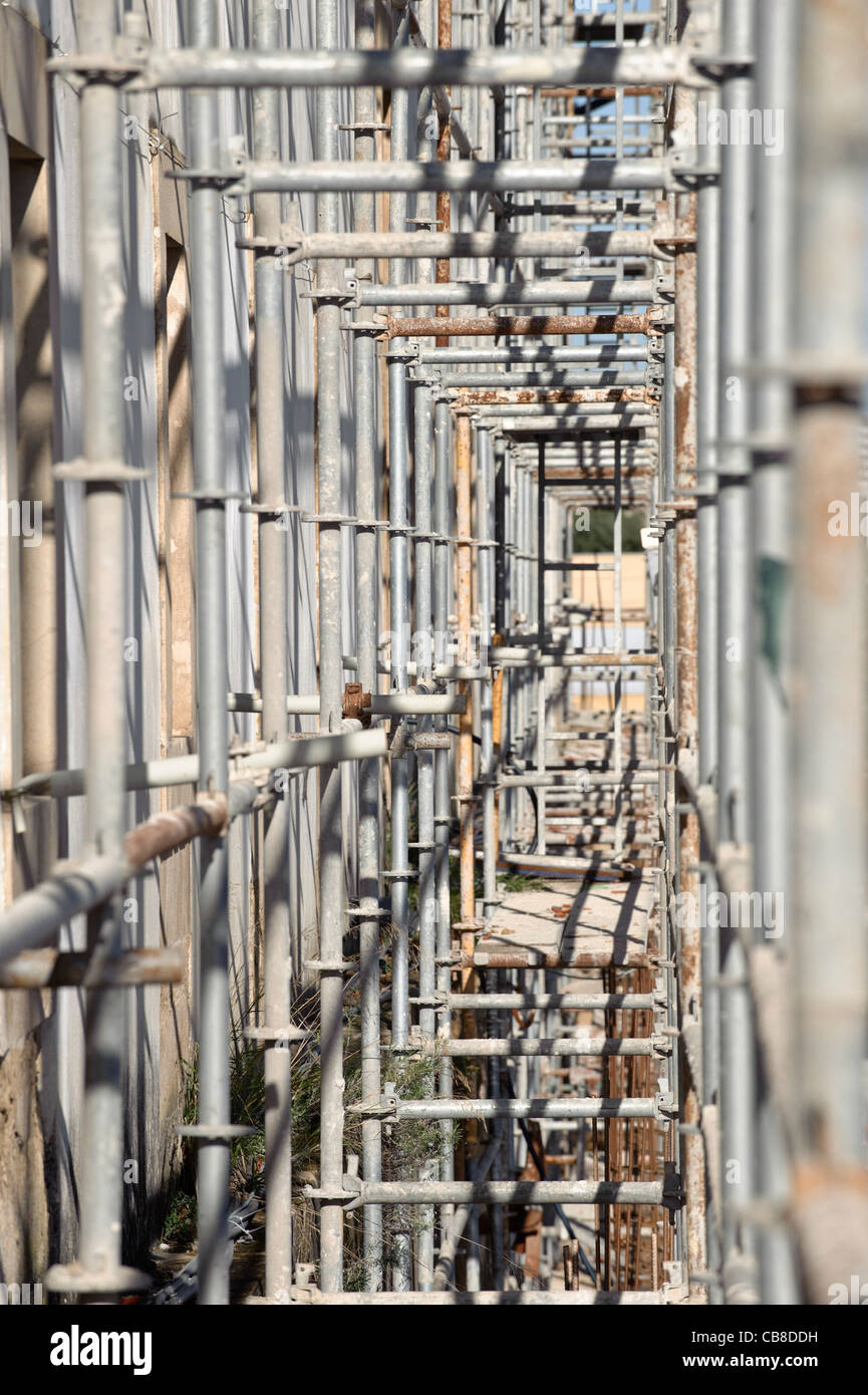 Andamios en sitio en construcción Foto de stock