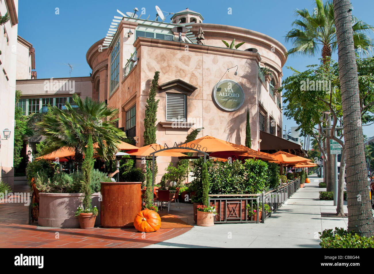 A través Alloro Il Fornacio Bar Restaurante Italiano en Rodeo Drive, Beverly Hills en Los Ángeles, California, Estados Unidos Foto de stock