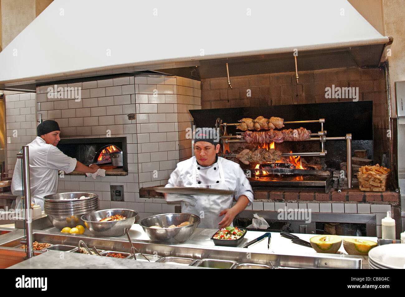 A través Alloro Il Fornacio Bar Restaurante Italiano en Rodeo Drive, Beverly Hills en Los Ángeles, California, Estados Unidos Foto de stock