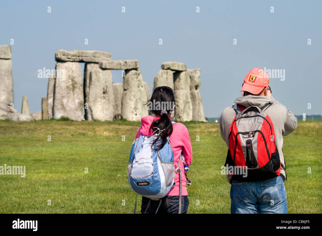 Visitantes en el círculo de piedra de Stonehenge en Wiltshire, Inglaterra, Reino Unido. Foto de stock
