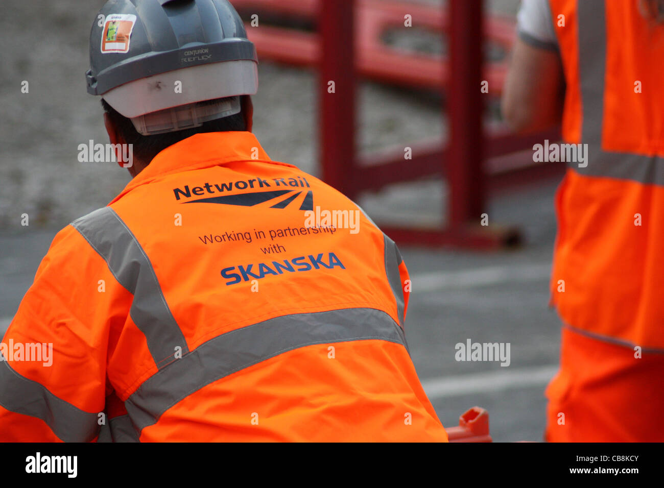 Trabajador de la construcción en chaqueta de alta visibilidad Foto de stock