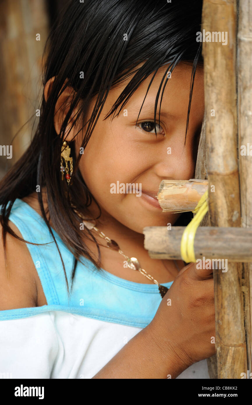 Chica india kuna sonriendo en la isla Corbiski en Guna Yala, Panamá Foto de stock