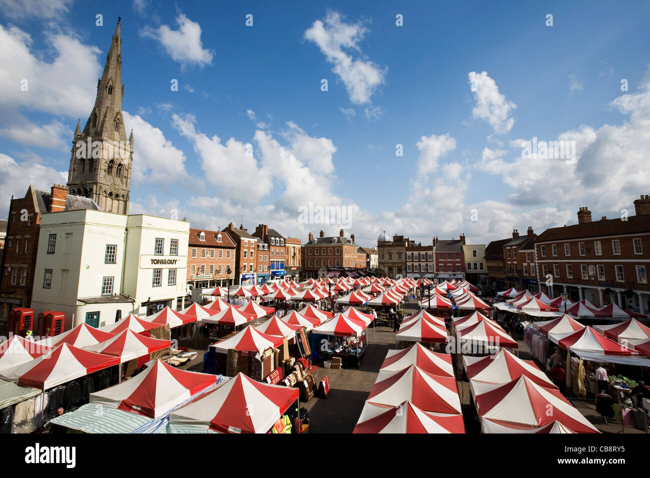 En Newark-on-Trent Nottinghamshire Market Square en verano, con gente de compras Foto de stock