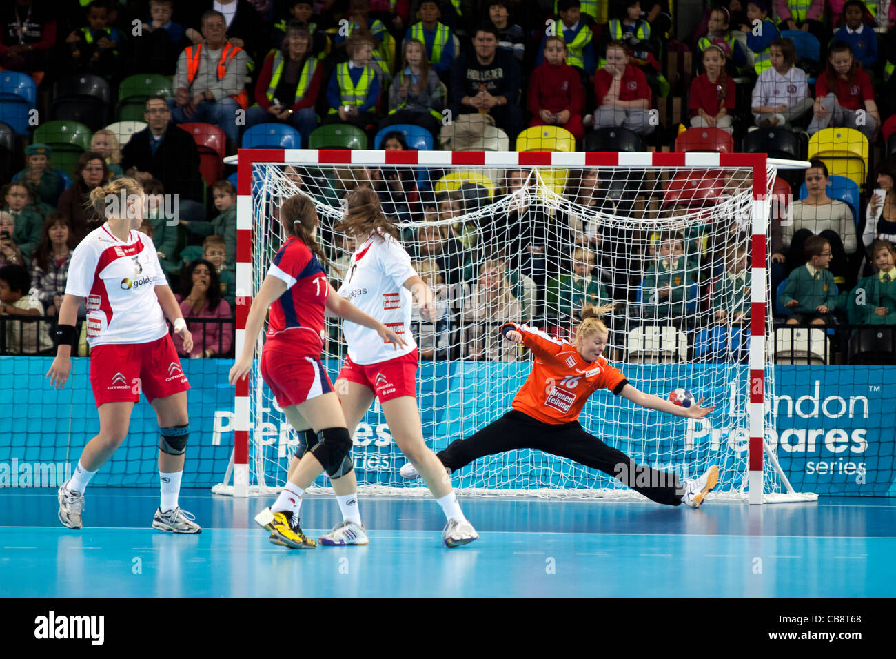 Austria v a Gran Bretaña en la Copa de balonmano de Mujeres de Londres. Celebrada en la arena de balonmano, Reino Unido. Foto de stock