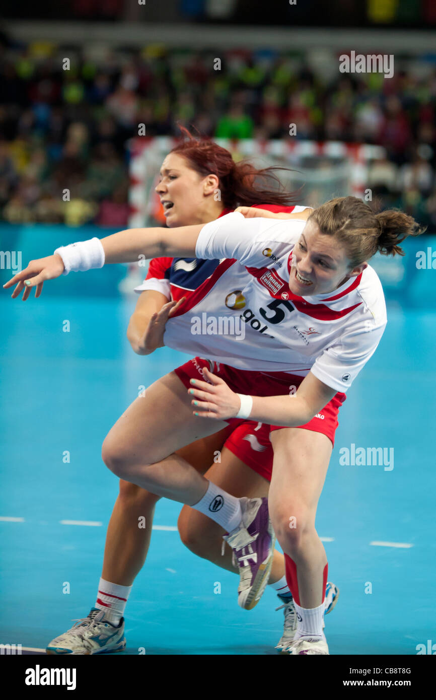 Sonja Frey (No. 5) (AUT), Kelsi FAIRBROTHER, Austria v Gran Bretaña Londres Copa de balonmano. Olympic Park, Londres, Reino Unido Foto de stock