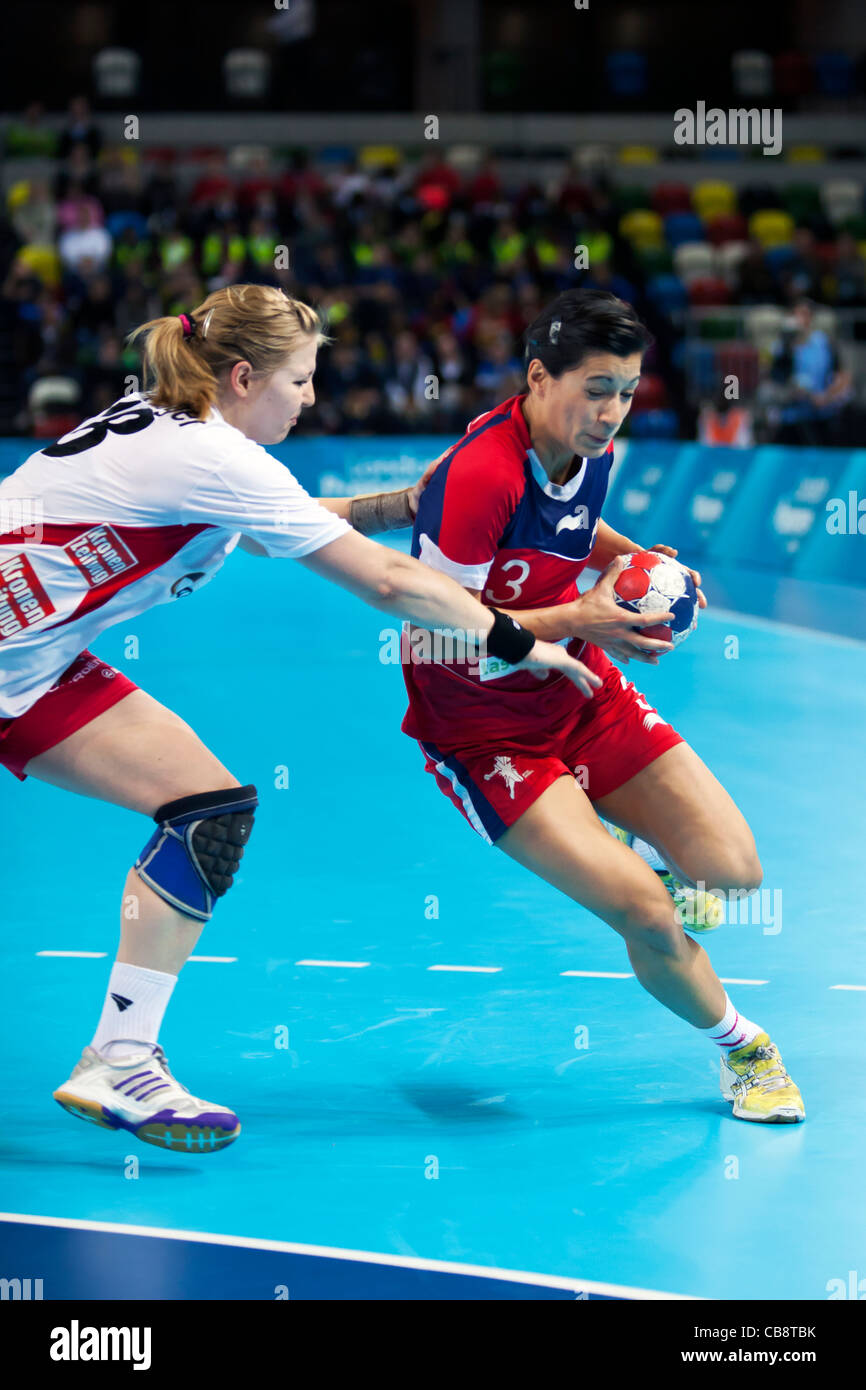 Holly LAM-MOORES (No.3) (GBR), Romana GRAUSENBURGER (nº18)(AUT) Austria v Gran Bretaña Londres Balonmano Copa, Olympic Park, Londres Foto de stock