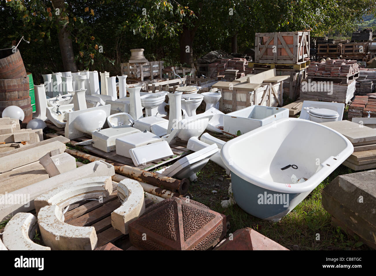 Bañera y accesorios de fontanería en la arquitectura "salvage yard Gales UK Foto de stock