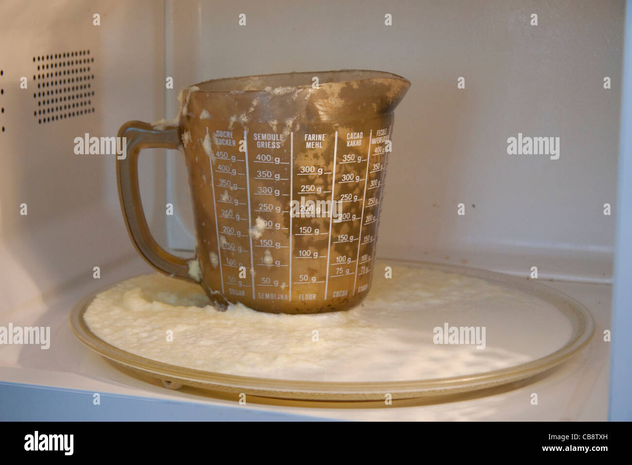 Una jarra de sémola que se ha recalentado en el microondas Fotografía de  stock - Alamy