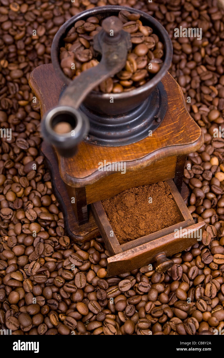 Molinillo para moler café en granos de café Fotografía de stock - Alamy