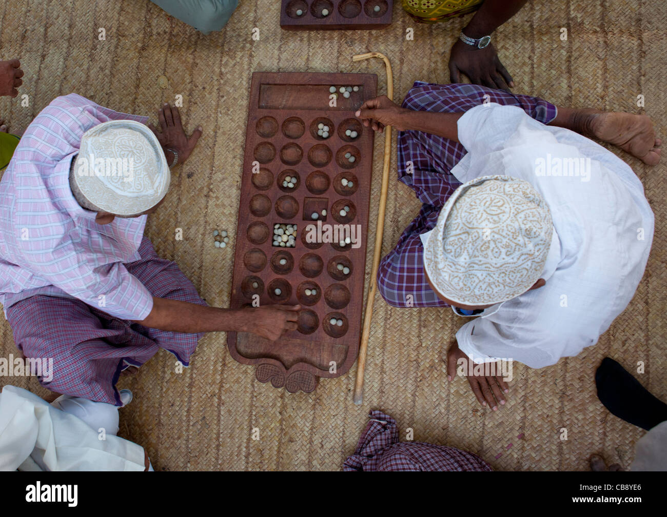 Los jugadores de Bao durante el Festival Maulidi, Lamu, Kenya Foto de stock