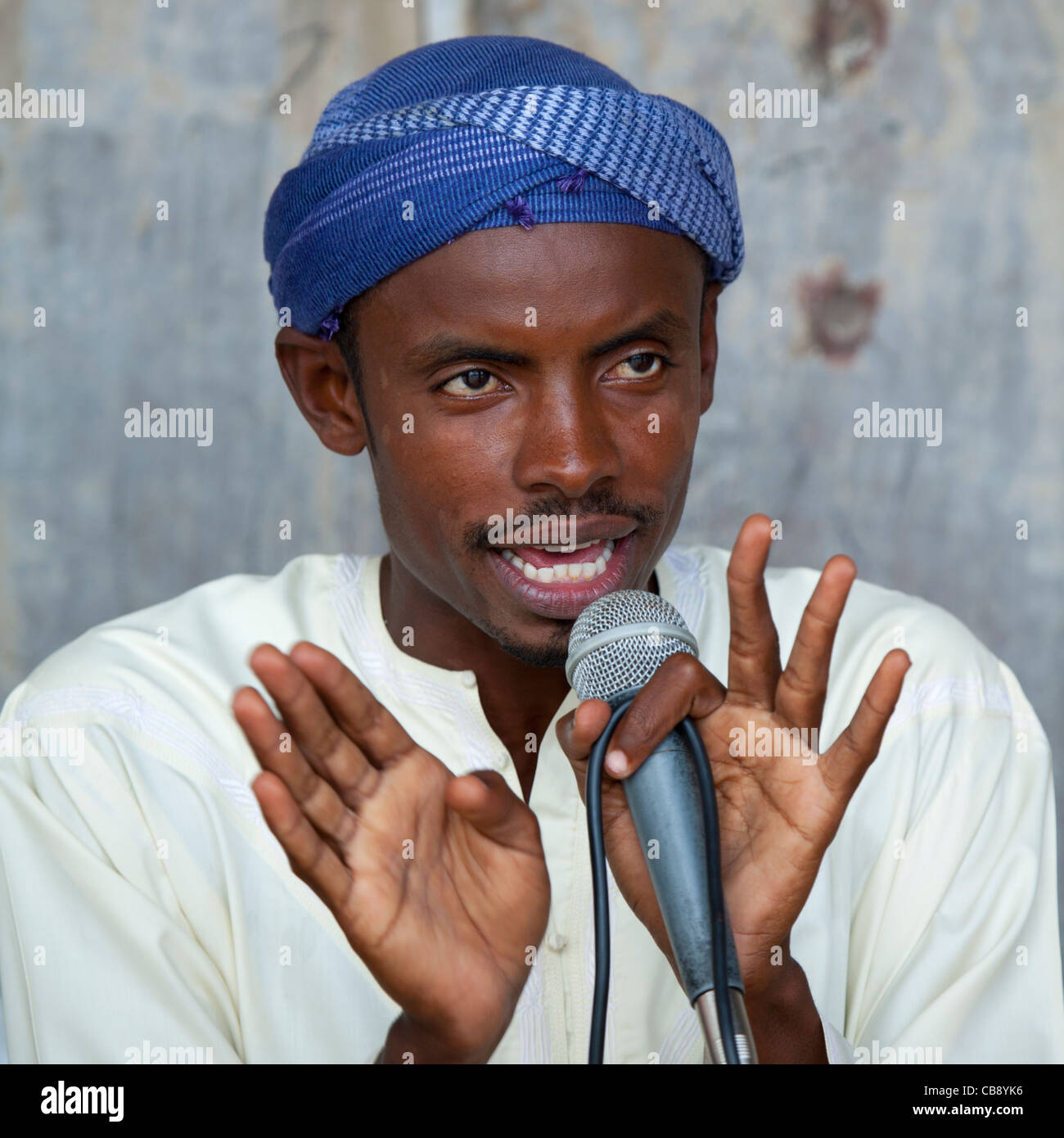Turbante hombre hablando en el micrófono, Lamu Kenya Fotografía de stock -  Alamy