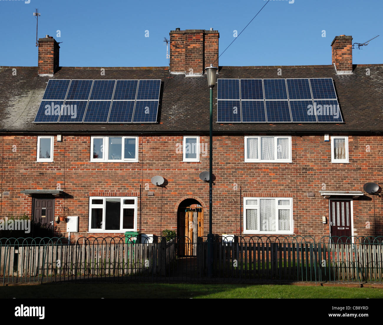 Paneles solares en viviendas en Nottingham, Inglaterra, Reino Unido. Foto de stock