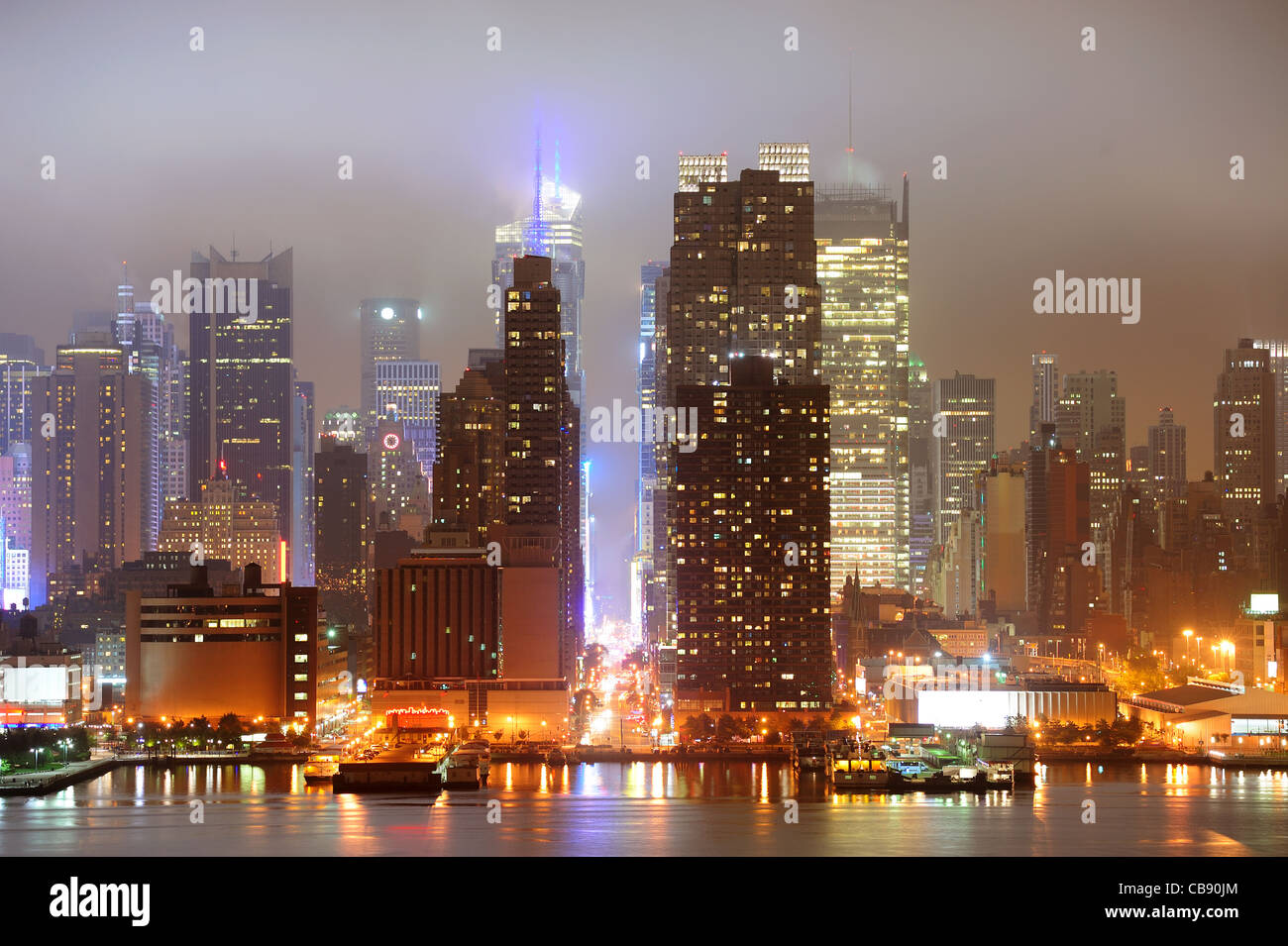 La Ciudad de Nueva York Manhattan Midtown 42th street skyline en la noche con rascacielos más visto desde el río Hudson, Nueva Jersey. Foto de stock