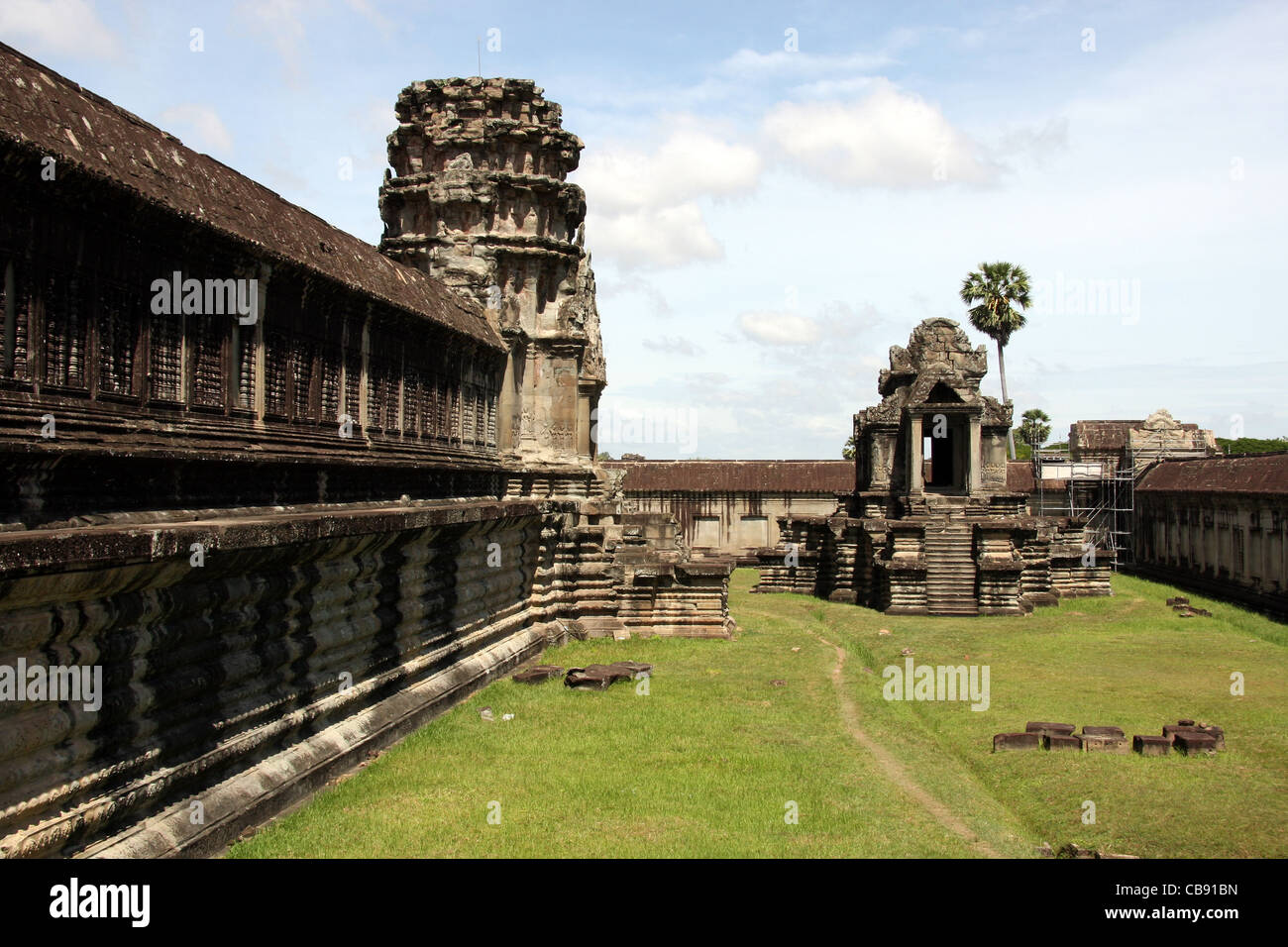 Templo de Angkor Wat, en el interior del patio de césped, Camboya Foto de stock