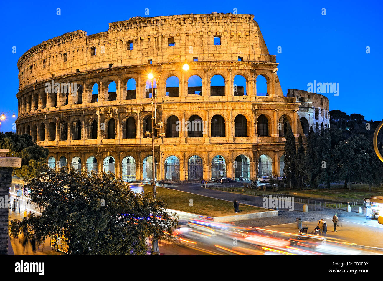 Al atardecer, el Coliseo de Roma, Italia. Foto de stock