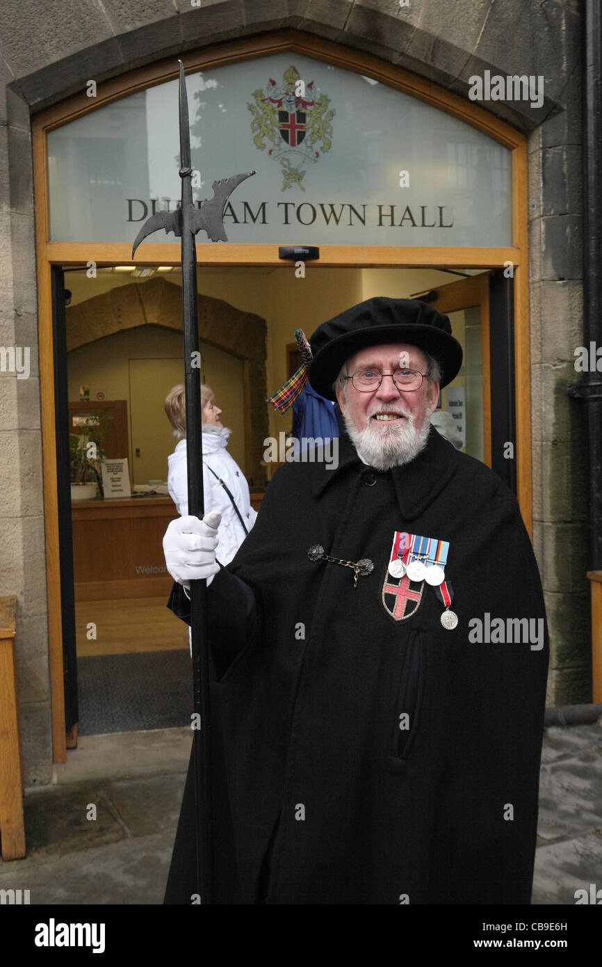 El hombre lleva Senior pike personal y luciendo medallas en la entrada al ayuntamiento de Durham, al noreste de Inglaterra, Reino Unido. Foto de stock