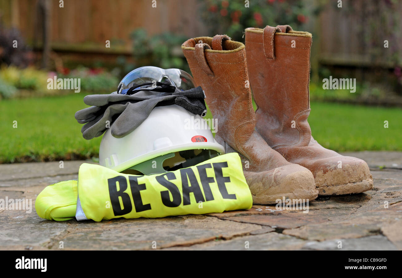 Puntera de acero botas protectoras cubierto de barro para la construcción  de los reglamentos de salud y seguridad del sitio UK Fotografía de stock -  Alamy