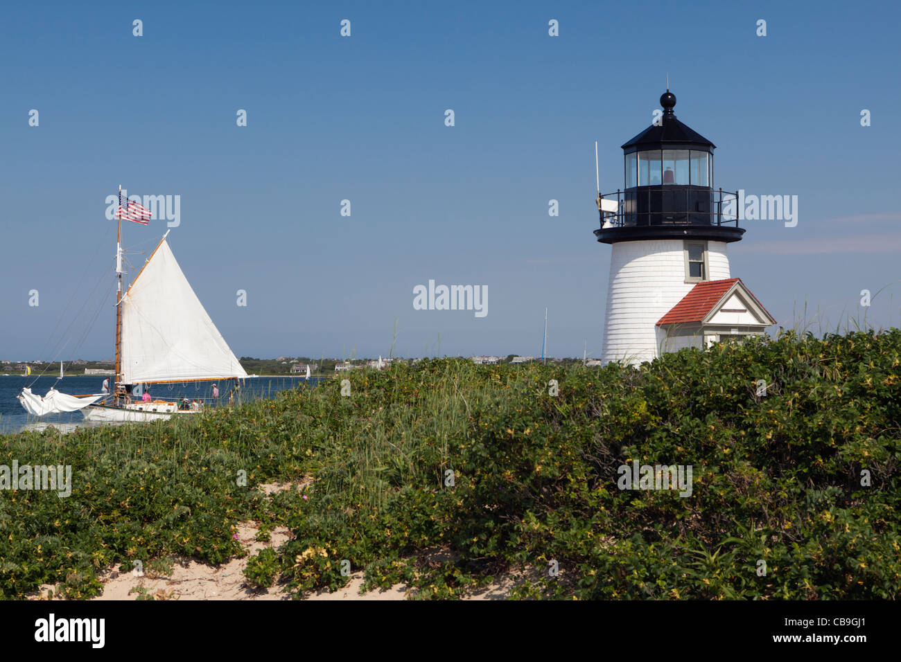 Brant Point Lighthouse y velero Nantucket, Massachusetts EE.UU. Foto de stock