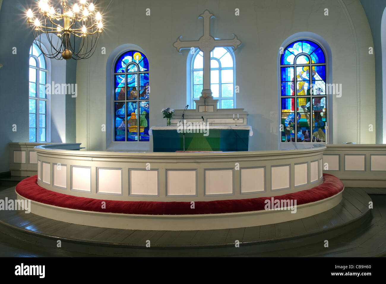 La Iglesia Evangélica Luterana en el norte de Finlandia con altar y  vitrales Fotografía de stock - Alamy