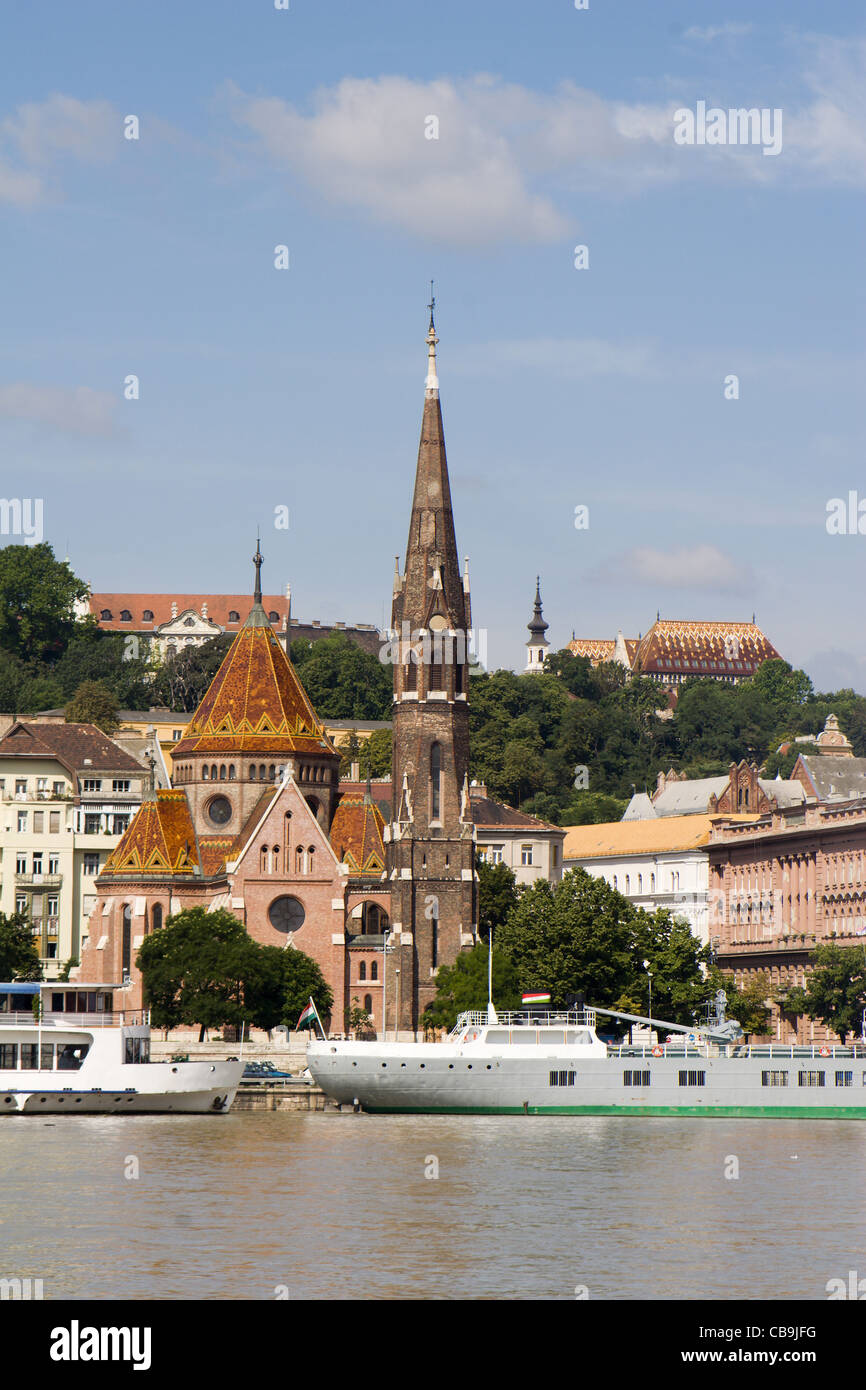Budapest - la iglesia calvinista en la orilla del Danubio Foto de stock