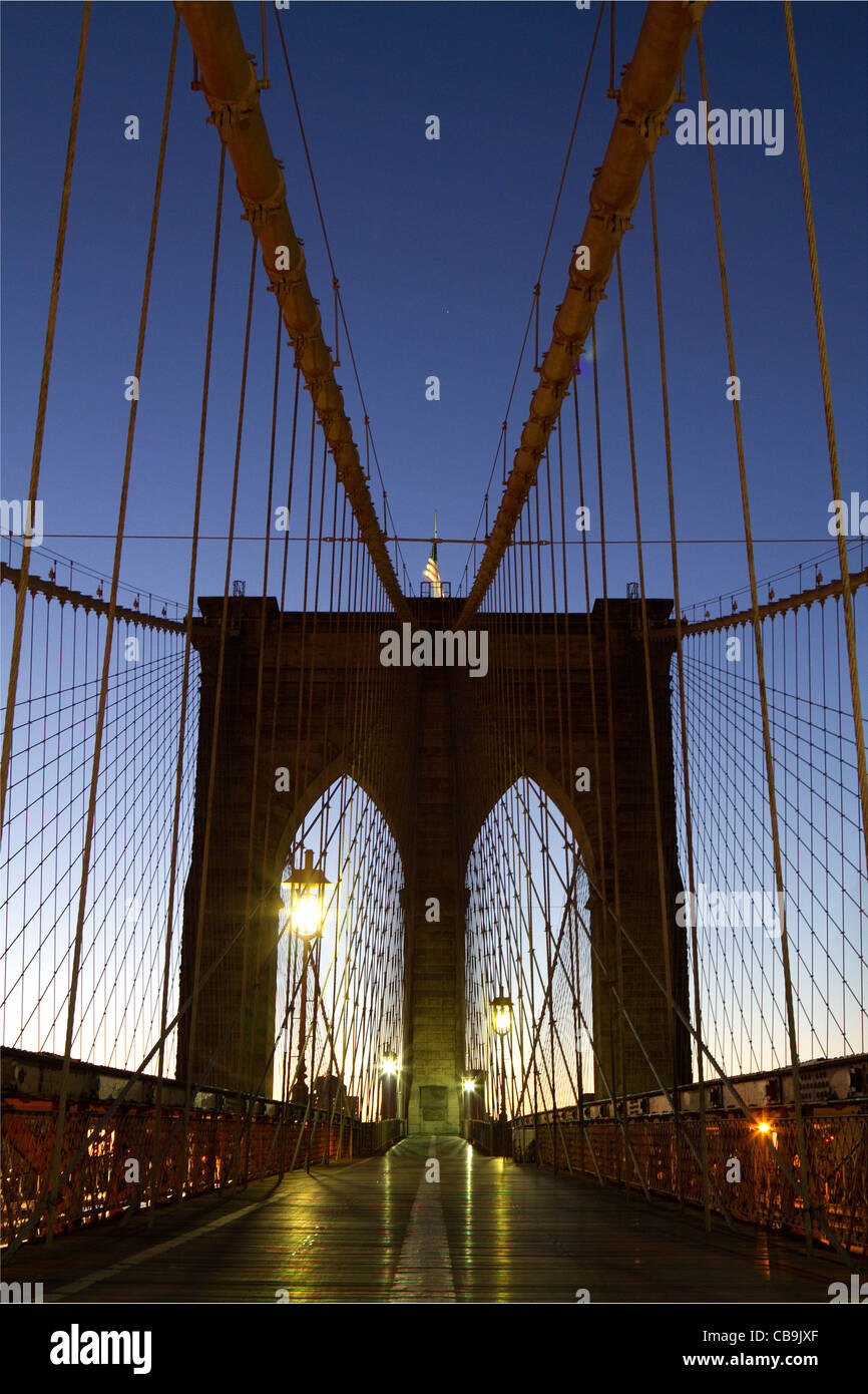 La Ciudad de Nueva York, el Puente de Brooklyn durante los hermosos colores del amanecer temprano. Foto de stock
