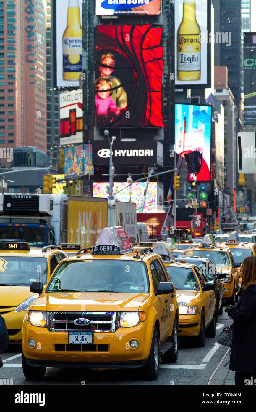 Escena de una calle de la ciudad de Nueva York en Times Square. Manhattan, Taxi, Taxi, taxis, taxis. Foto de stock