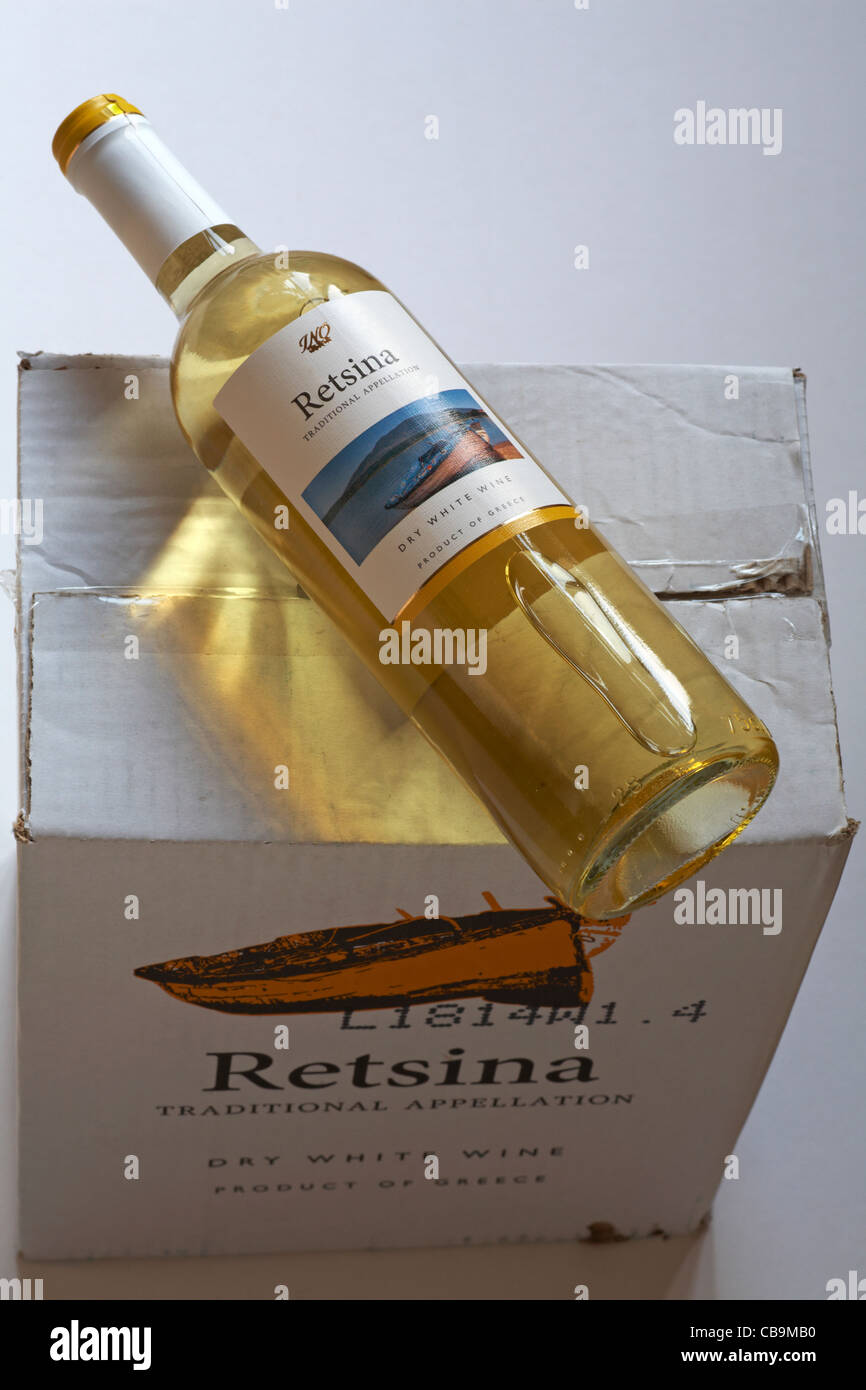 Botella de vino blanco seco de Retsina griego acostado en el lateral en la parte superior de la caja que contiene 6 botellas con fondo blanco. Foto de stock