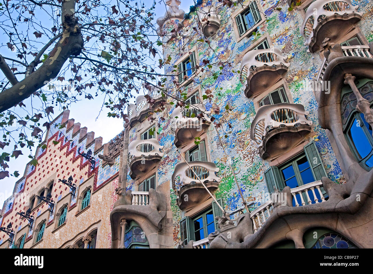 La Casa Milà o La Pedrera, edificio diseñado por el arquitecto catalán Antoni Gaudí, Barcelona, España Foto de stock
