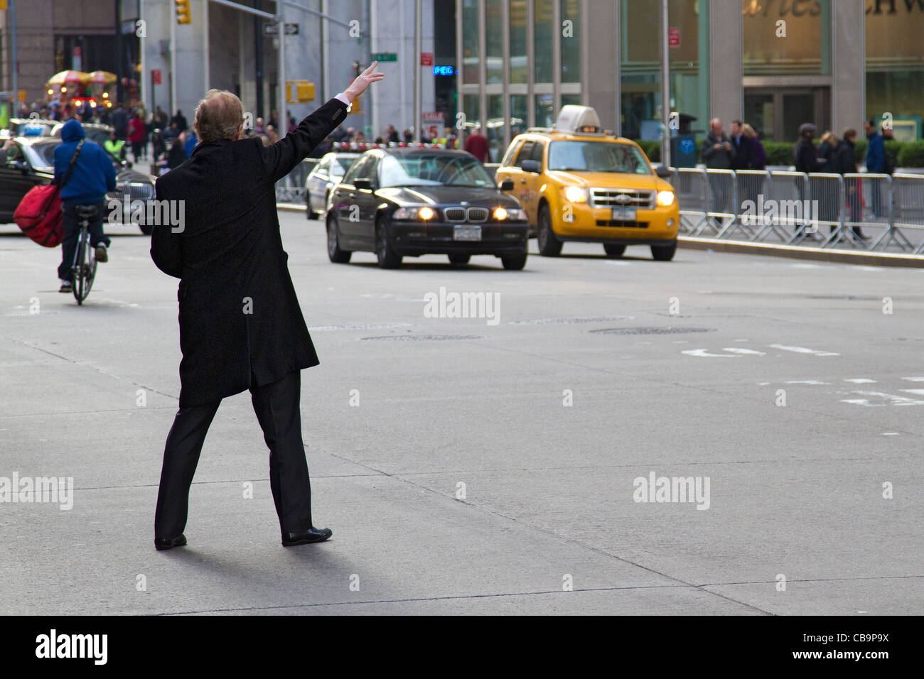 Nueva York escena callejera un hombre en traje de negocios proviene de un taxi. Manhattan, cabina, taxis, taxis. Foto de stock