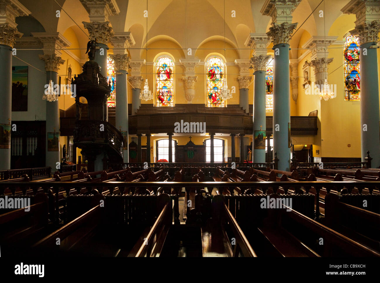Vitrales en Santa Trinidad R.C. Catedral de la ciudad de Waterford, Irlanda Foto de stock