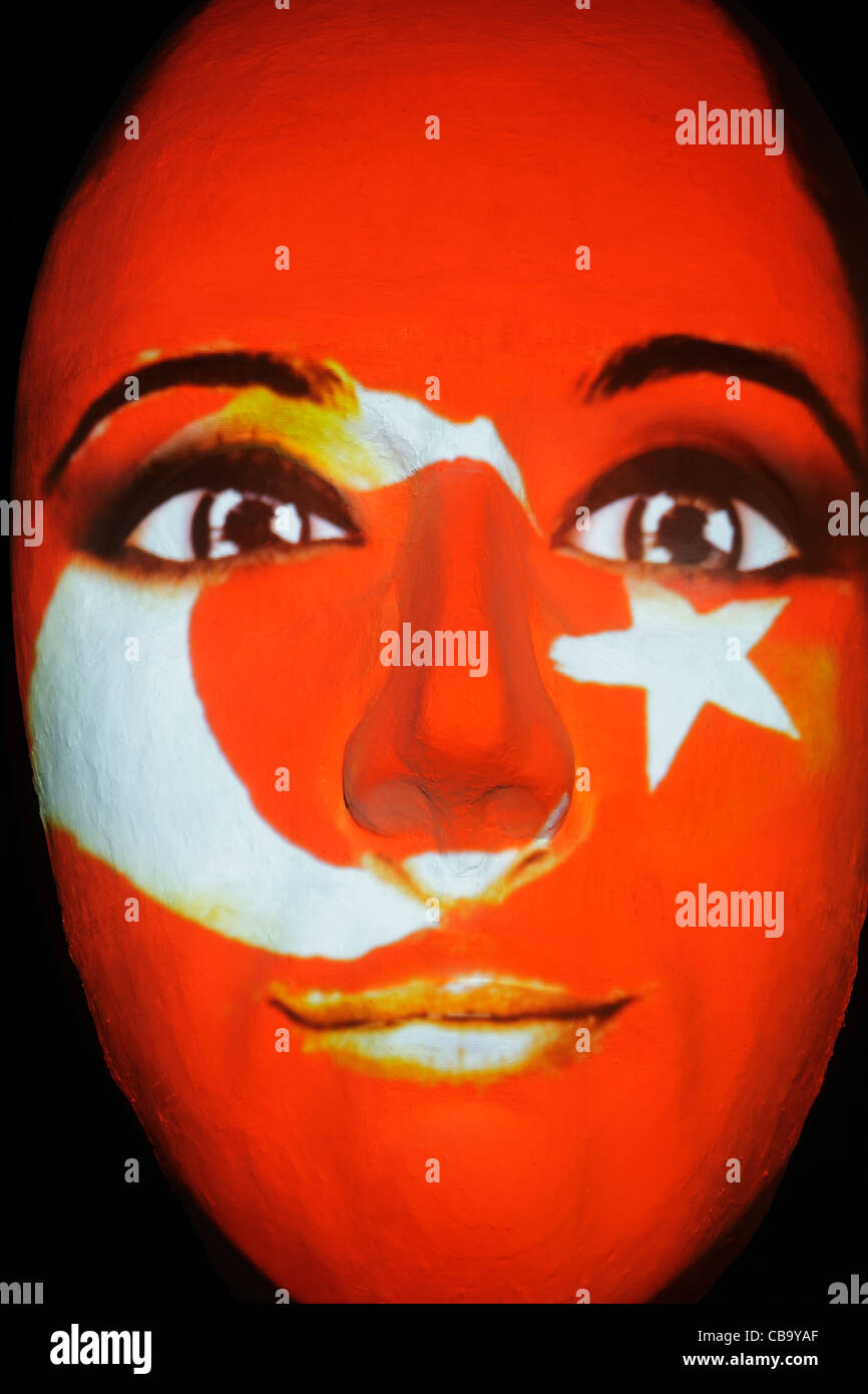 Enorme escultura de un rostro iluminado por una imagen de una bandera turca cara pintada durante el festival de luces de 2011 en Berlín. Foto de stock