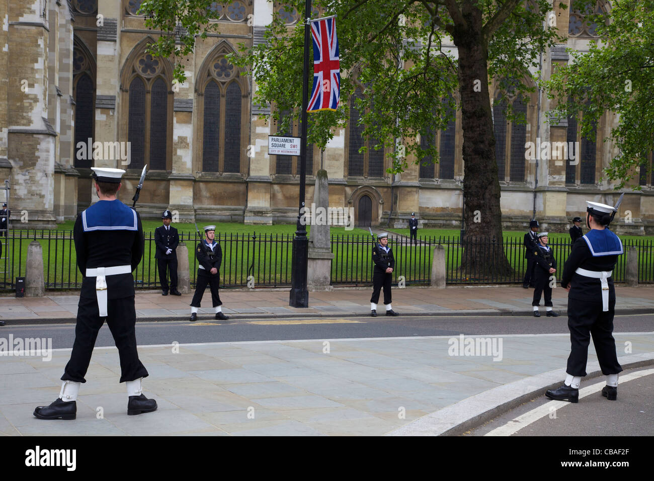 Los miembros de la Marina Real Británica la Policía Metropolitana y la guardia fuera de la Abadía de Westminster, el matrimonio del príncipe Guillermo Foto de stock