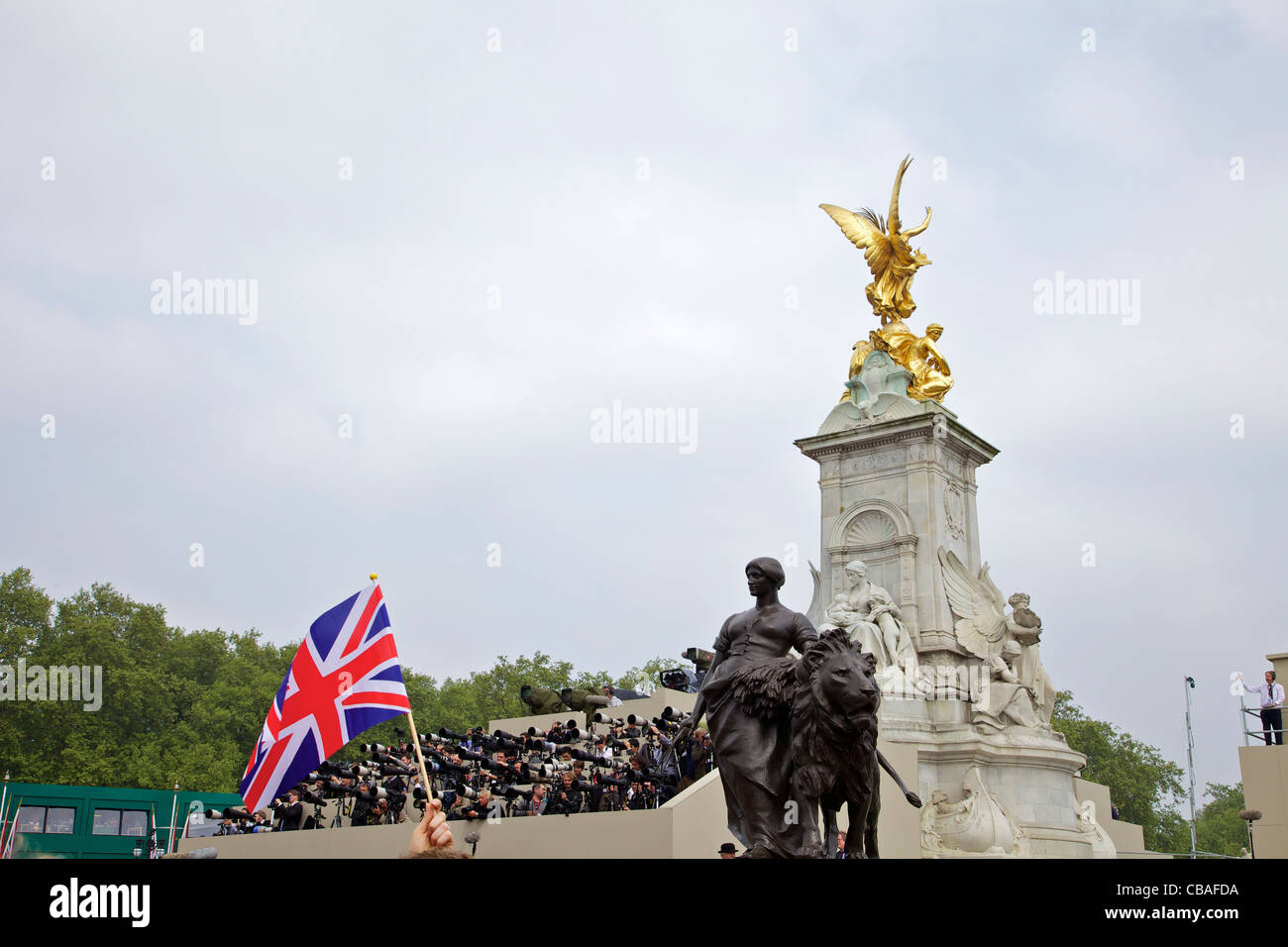 Fotógrafos de Prensa Mundial del monumento a la Victoria Alada fuera del Palacio de Buckingham, el príncipe Guillermo Kate Middleton matrimonio Londres Foto de stock
