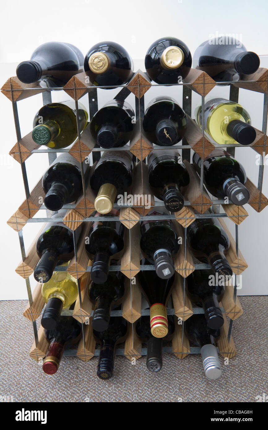 Studio jaulones llenos de botellas de vino verde importados de todo el  mundo Fotografía de stock - Alamy