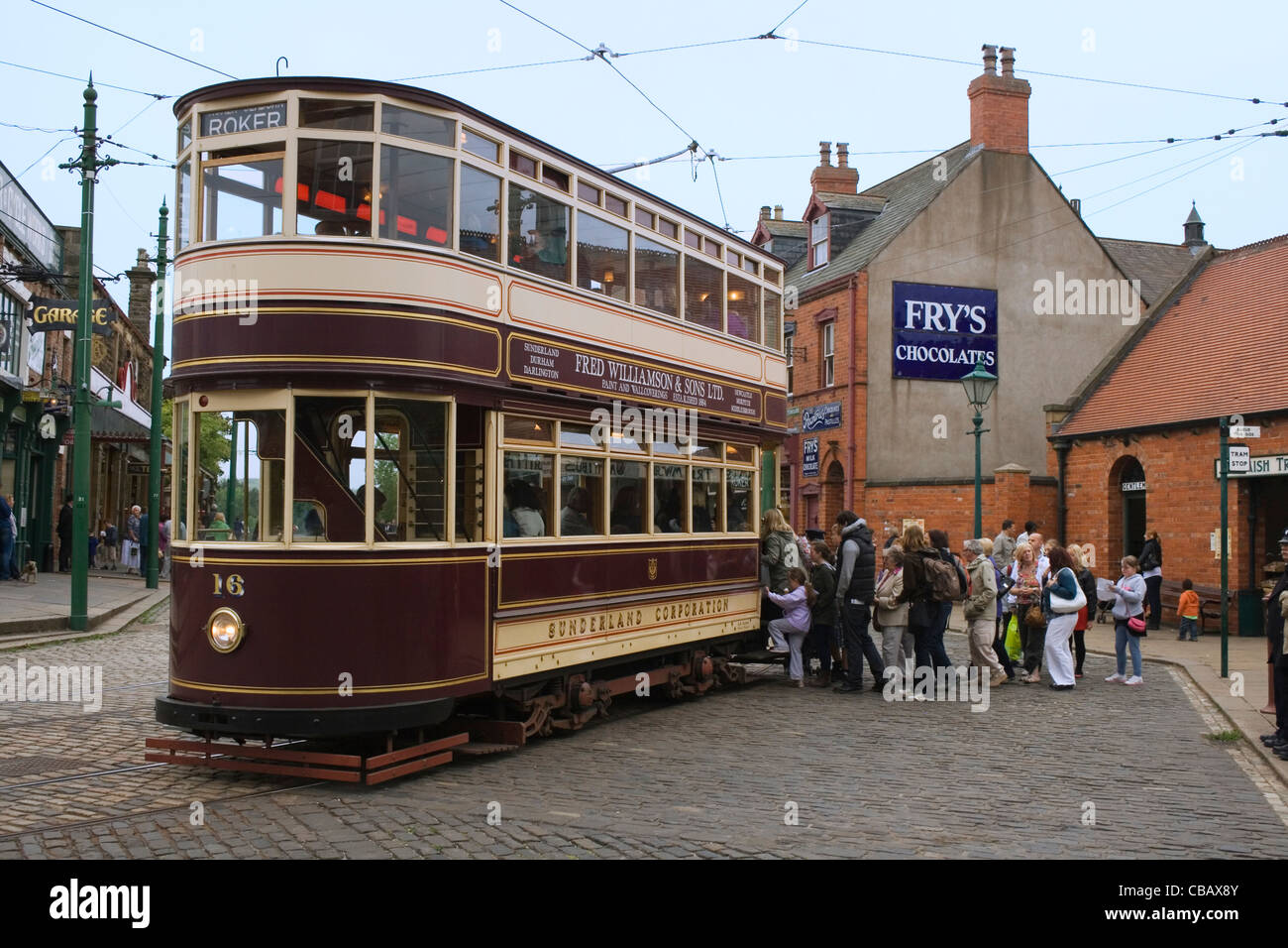 El Sunderland encerrado el tranvía de dos pisos. Beamish del norte de Inglaterra museo viviente al aire libre Foto de stock