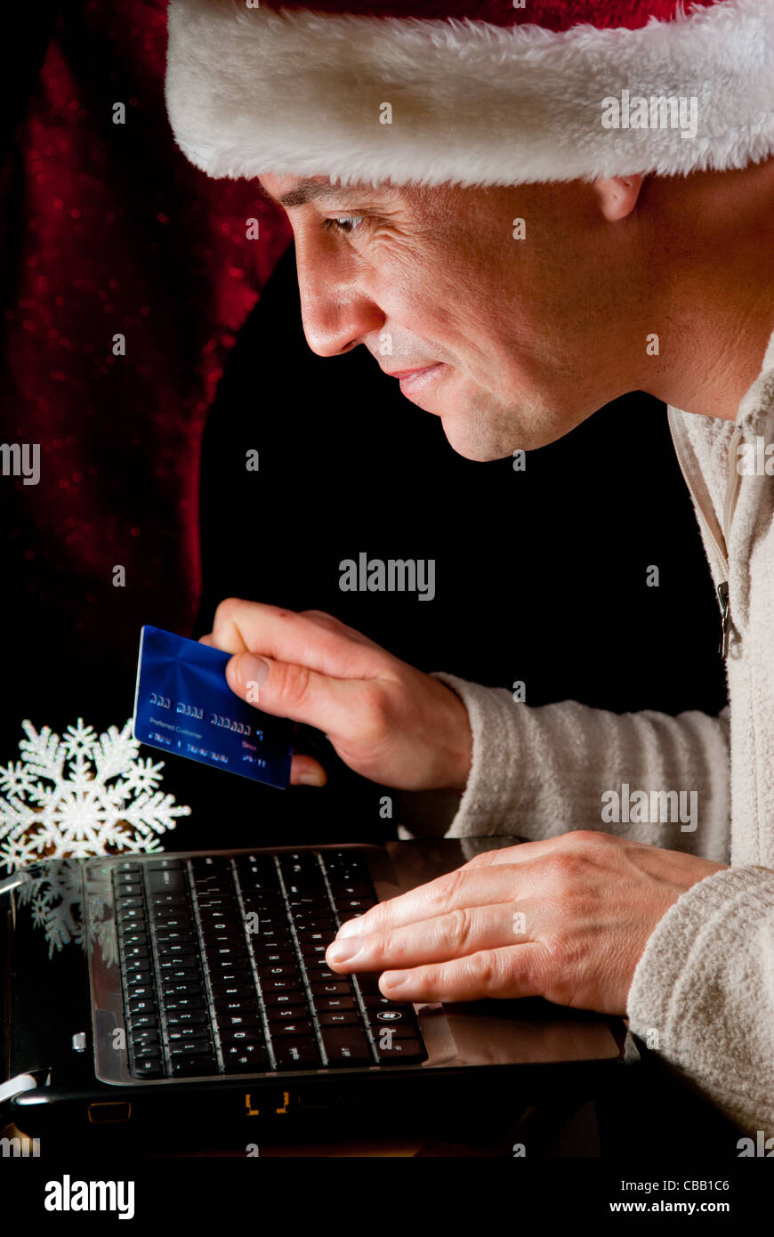 Hombre con tarjeta de crédito para efectuar compras en línea Foto de stock