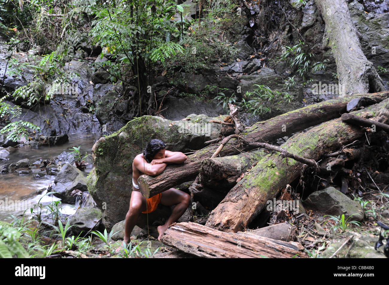 Hombre indio Embera en la selva en la comunidad indígena Embera Puru en Panamá Foto de stock