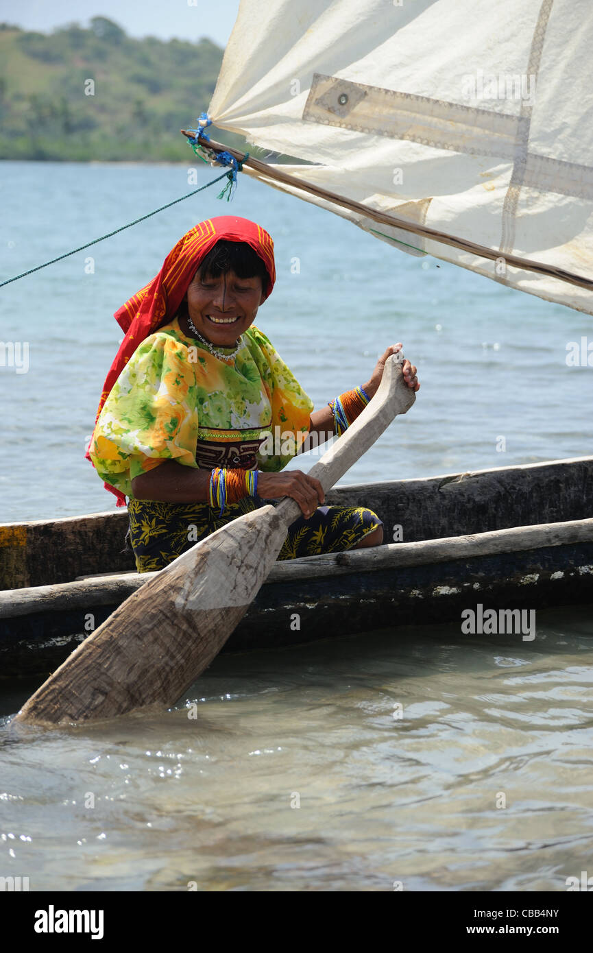 Kuna Mujer india remar en un cayuco en la isla Corbisky en Kuna Yala. Foto de stock