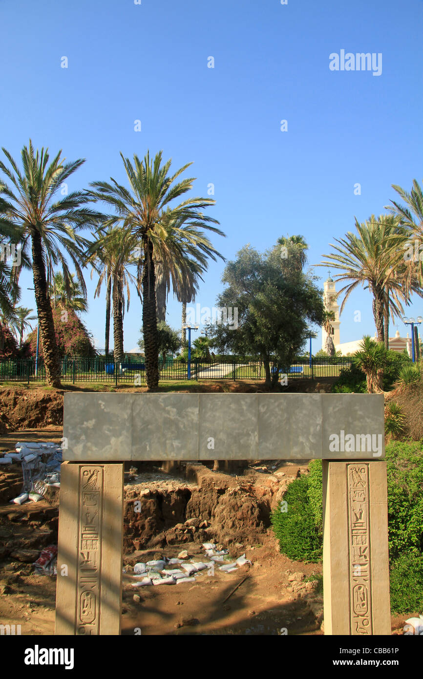 Israel, Tel Aviv-Yafo, Tel Yafo excavaciones en la vieja Jaffa, Gan Hapisga es en el fondo Foto de stock