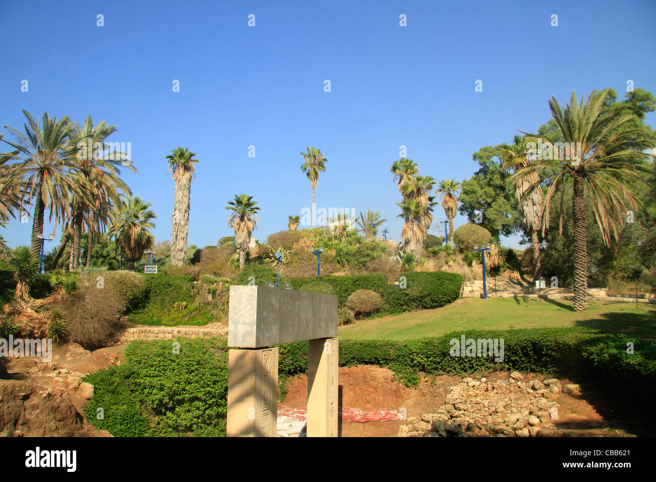 Israel, Tel Aviv-Yafo, Tel Yafo excavaciones en la vieja Jaffa, Gan Hapisga es en el fondo Foto de stock